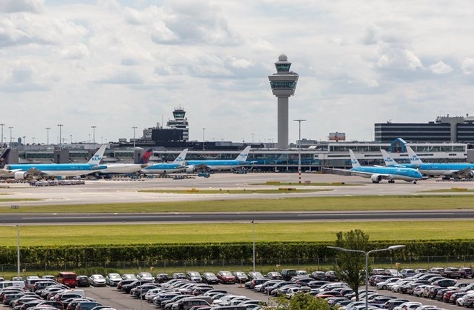 Amsterdam: Ponad 4,7 mln pasażerów w listopadzie i duży spadek cargo
