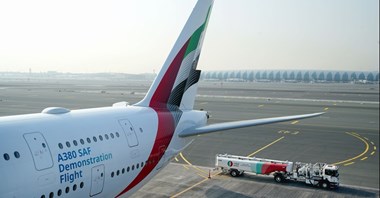 Emirates wdrożyły SAF na lotach z Amsterdamu
