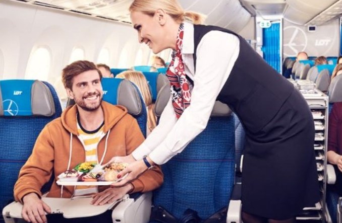 Bezpłatne napoje alkoholowe w ofercie LOT na pięciu trasach