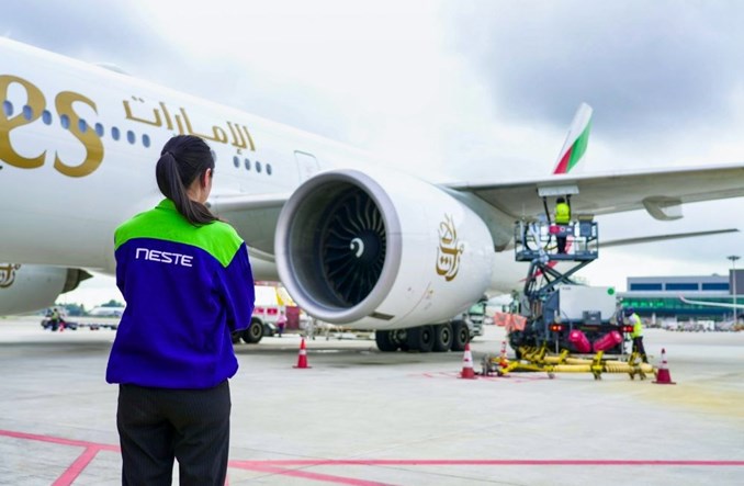 Emirates tankują SAF samoloty z Singapuru 