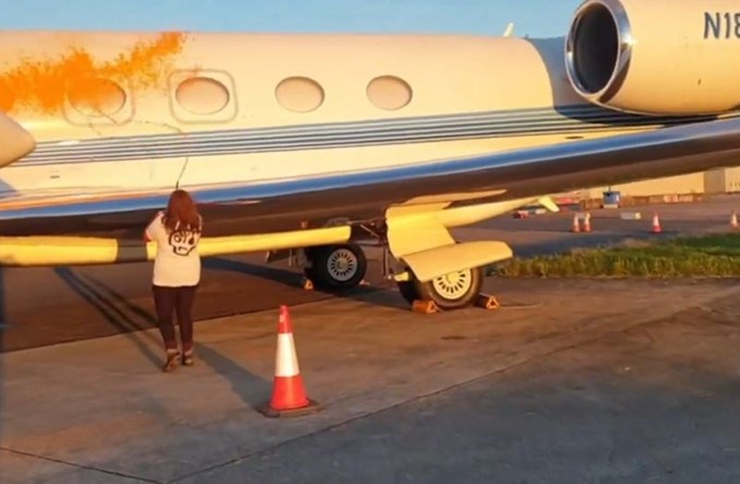 Londyn: Aktywistki spryskały prywatny odrzutowiec Londyn: Aktywistki spryskały prywatny odrzutowiec