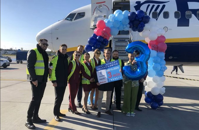 Poznań: Trzymilionowa pasażerka przyleciała z Malagi. Czekał powitalny tort