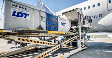 LOT z pełną koroną certyfikatów IATA CEIV 