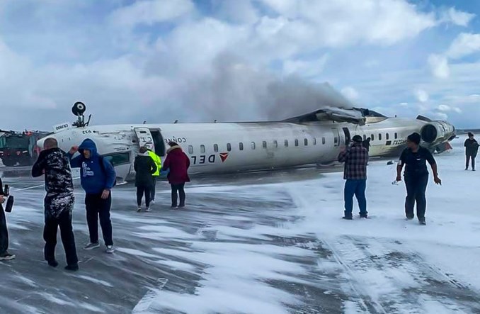 Katastrofa CRJ-900 podczas lądowania na lotnisku w Toronto Katastrofa CRJ-900 podczas lądowania na lotnisku w Toronto