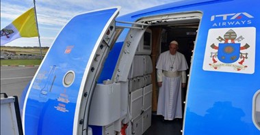 Wierni opłakują papieża Franciszka. Tak wyglądały jego podróże lotnicze 