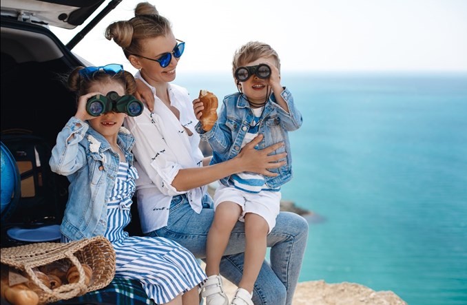 Rodzinne podróże pod lupą. Dokąd jeździmy na wakacje z dziećmi?