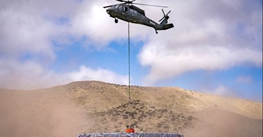 Rain i Sikorsky: Testy gaszenia pożarów z wykorzystaniem autonomicznego Black Hawka
