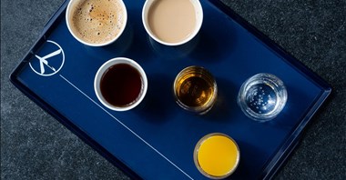 LOT rozszerza standard bezpłatnych napojów. Wraca też alkohol