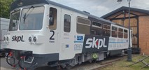 Pleszew. Motorak w miejskich barwach wyjeżdża na tory