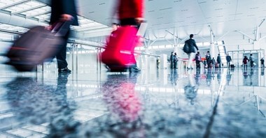 Koniec 100 ml w bagażu podręcznym – ulga dla pasażerów czy chaos na lotniskach?