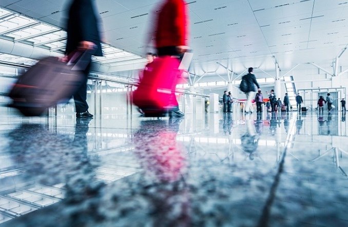 Koniec 100 ml w bagażu podręcznym – ulga dla pasażerów czy chaos na lotniskach?