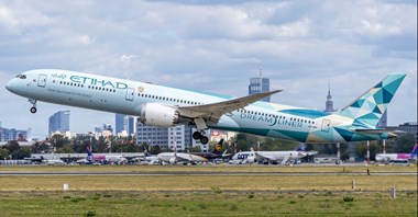Etihad przyleciał do Warszawy największym Dreamlinerem