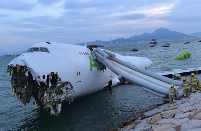 Hongkong. Jumbo Jet zakończył lot w morzu  