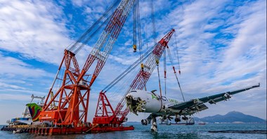 Kadłub B747F wydobyty z morza po wypadku w Hongkongu Kadłub B747F wydobyty z morza po wypadku w Hongkongu
