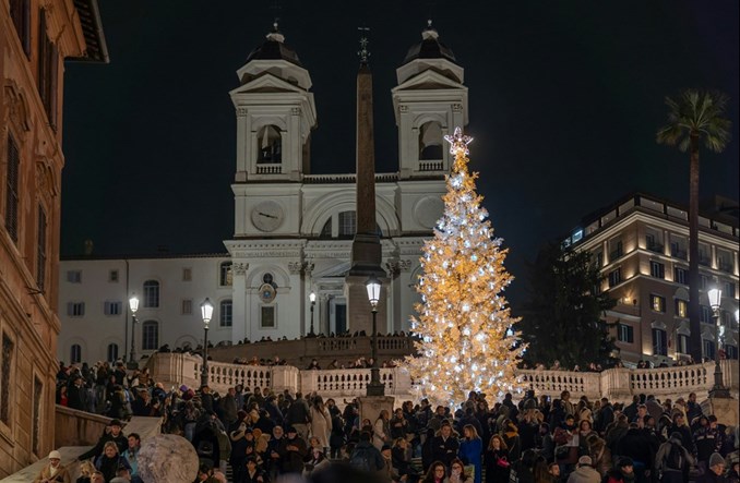 Boom na święta Bożego Narodzenia w blasku słońca 