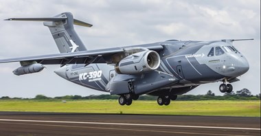 Firmowy embraer KC-390 odwiedzi Warszawę