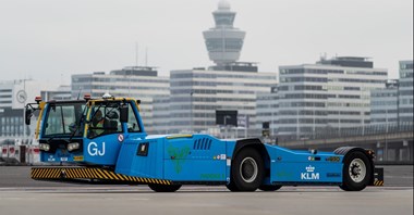 KLM zmniejsza emisję CO2, dzięki holownikom na prąd