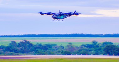 Prototyp eVTOL Eve Air Mobility oblatany