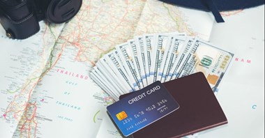 Wakacje 2026 pod znakiem drogich lotów