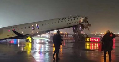 Dwóch pilotów zginęło po wypadku CRJ-900 w Nowym Jorku