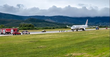 Split. Airbus A220 Croatia Airlines wyjechał z pasa po przerwanym starcie