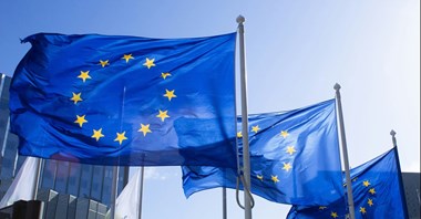 Bruksela rozważa rozszerzenie opłat emisyjnych na loty poza UE