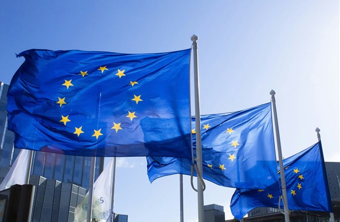 Bruksela rozważa rozszerzenie opłat emisyjnych na loty poza UE