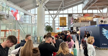 Lotnisko Chopina. Tłum na lotnisku, a fast track drożeje