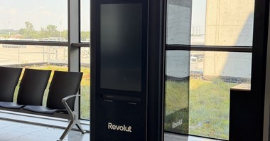 Revolut stawia kartomat na krakowskim lotnisku