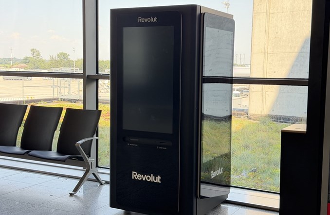 Revolut stawia kartomat na krakowskim lotnisku