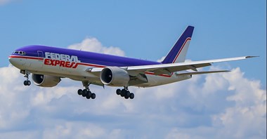 FedEx uhonorował założyciela. B777F w barwach retro wykonał pierwszy lot na lotnisko jego imienia