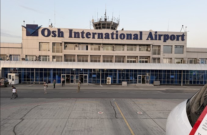 Tłumy w małym terminalu. Tak wygląda lotnisko w Osz