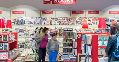 Pasażerów na lotniskach przybywa, ale trudniej skłonić ich do zakupów 
