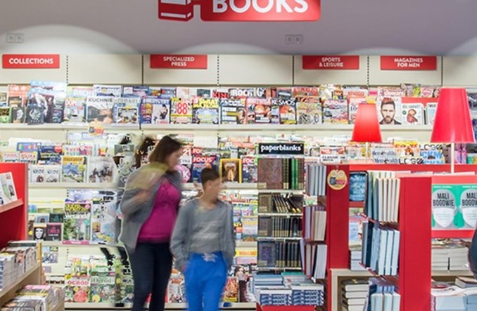 Pasażerów na lotniskach przybywa, ale trudniej skłonić ich do zakupów 