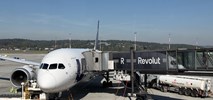 Revolut zdominował przestrzeń Kraków Airport. Fintech pojawił się na „rękawach” 