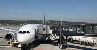 Revolut zdominował przestrzeń Kraków Airport. Fintech pojawił się na „rękawach” 