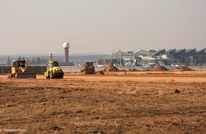 Port Lotniczy Gdańsk: Ciężkie maszyny budowlane na pasie startowym