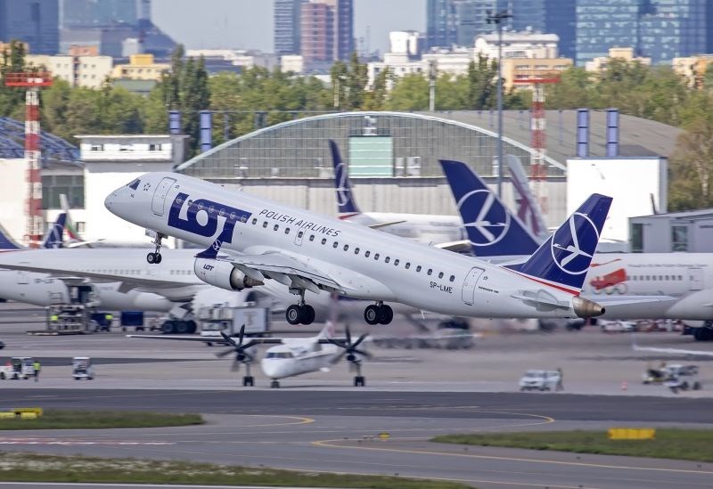 LOT w kwietniu 2026. Więcej pasażerów, mniej operacji