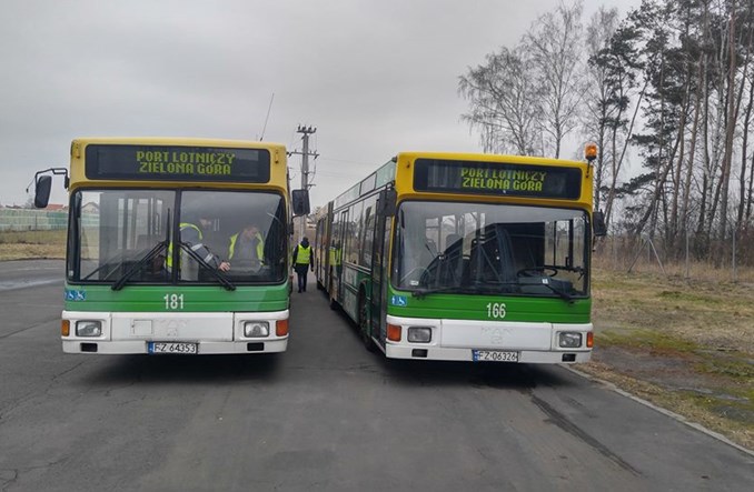 Babimost: Kolejne dwa autobusy na płycie lotniska Babimost: Kolejne dwa autobusy na płycie lotniska
