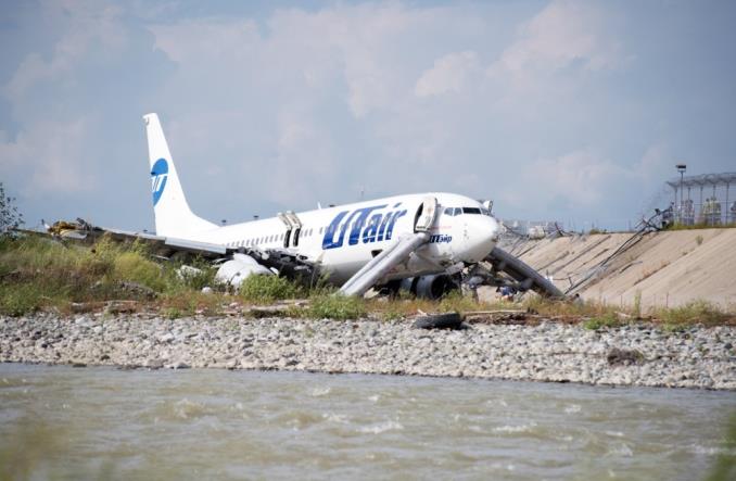 Boeing B737 linii UTAir wypadł z pasa w Soczi