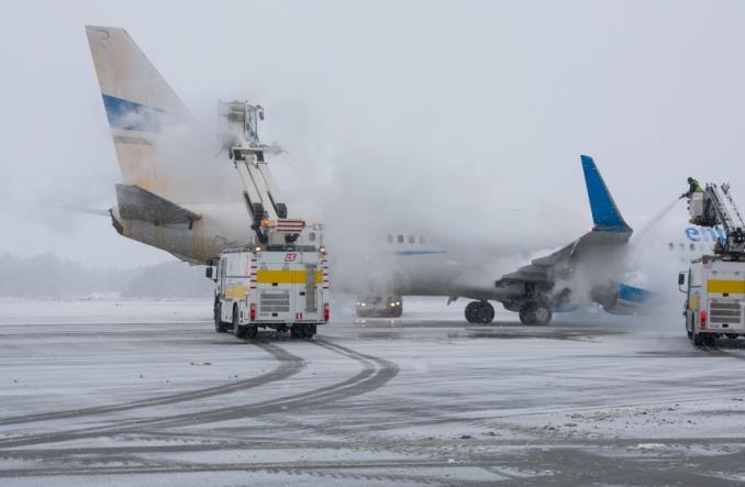 Tak lotniska walczą z zimą! Jak wygląda odladzanie samolotów (Wywiad i zdjęcia)