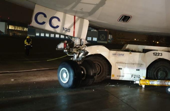 Samolot premiera Izraela uszkodzony na Lotnisku Chopina (Zdjęcia)