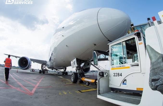 Pierwszy tak duży holownik LS Airport Services (Zdjęcia)