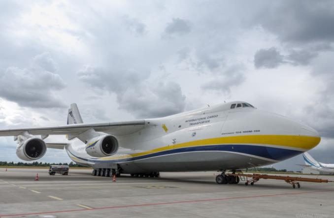 An-124 Rusłan: Części okrętowe poleciały z Warszawy do Korei (Zdjęcia)