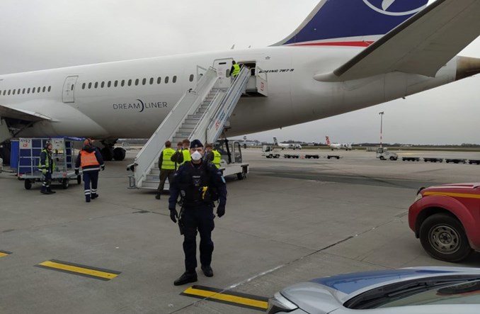 Policja zabezpiecza przyloty na lotnisku im. F. Chopina w ramach #LOTdoDomu