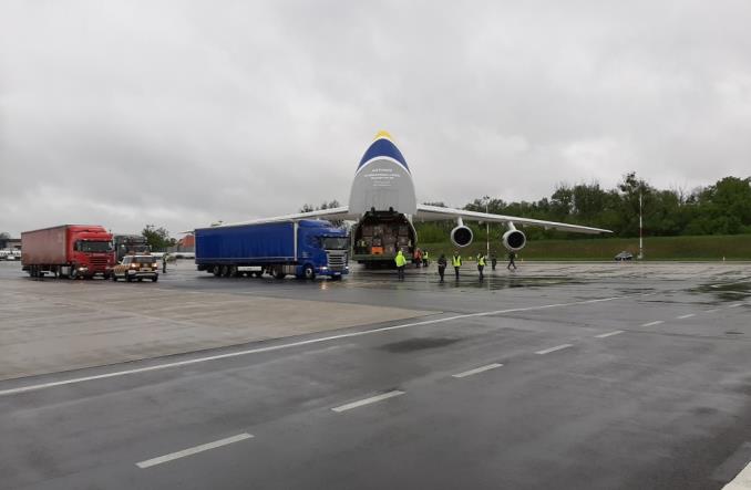 Antonow Rusłan ze środkami ochronnymi wylądował we Wrocławiu Antonow Rusłan ze środkami ochronnymi wylądował we Wrocławiu
