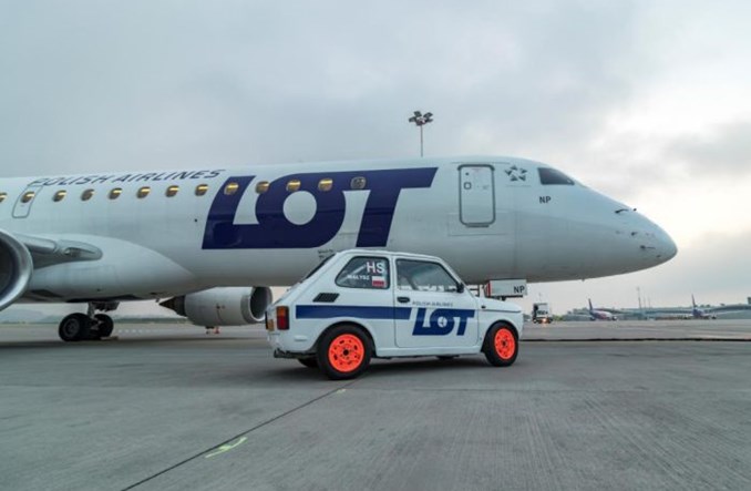 Fiat 126p PLL LOT zagościł na lotnisku w Krakowie Fiat 126p PLL LOT zagościł na lotnisku w Krakowie