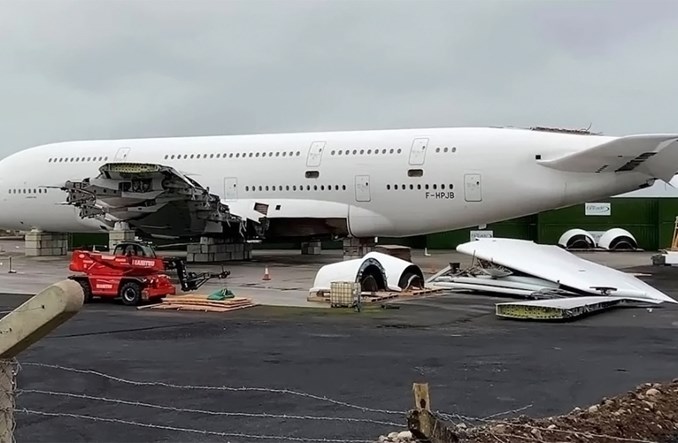 Smutne zdjęcie rozbiórki pierwszego wycofanego airbusa A380 Air France Smutne zdjęcie rozbiórki pierwszego wycofanego airbusa A380 Air France