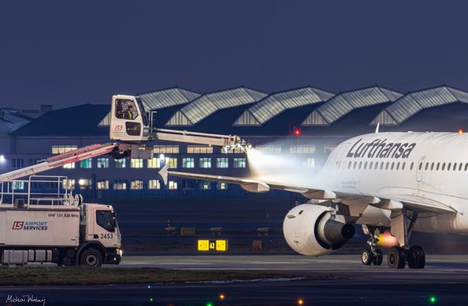 LS Airport Services: Na czym polega odladzanie samolotów? (Zdjęcia)