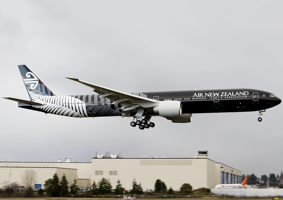 Air New Zealand z 336 mln dolarów straty. Linie wskazują na drogie paliwo i problemy z silnikami